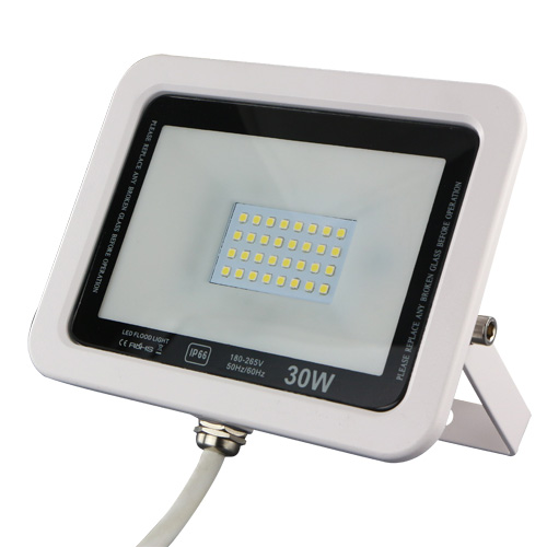 LED投光燈為何防不了水霧？